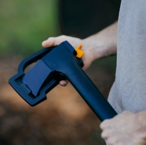 Набір Fiskars: Гілкоріз площинний телескопічний Solid L13 1027528 + Сокира-колун Solid A18 1052045 1027528105204 фото